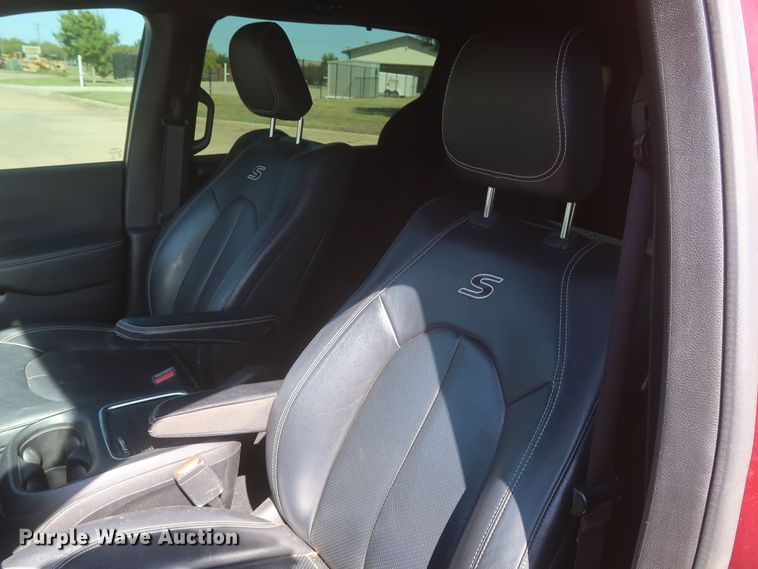 image for item MJ9169 2019 Chrysler Pacifica  van