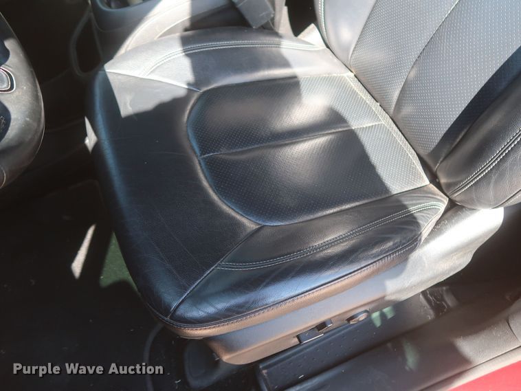 image for item MJ9169 2019 Chrysler Pacifica  van