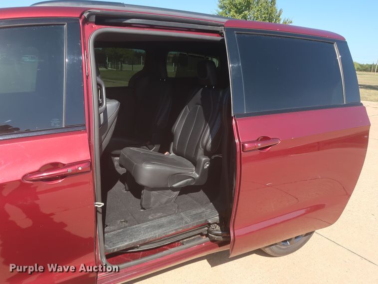 image for item MJ9169 2019 Chrysler Pacifica  van
