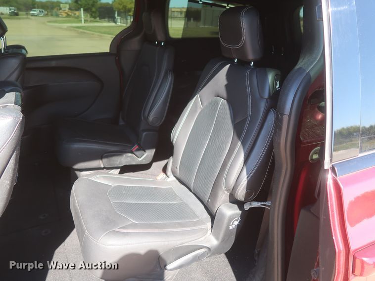 image for item MJ9169 2019 Chrysler Pacifica  van