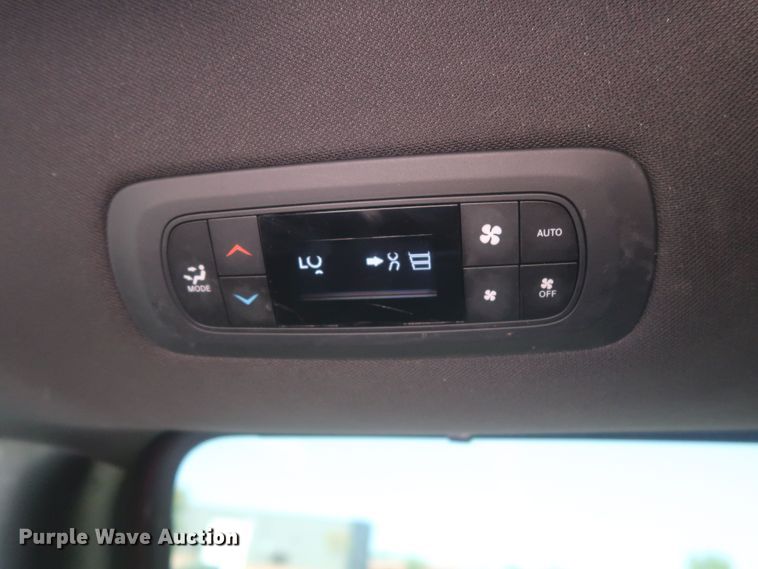 image for item MJ9169 2019 Chrysler Pacifica  van