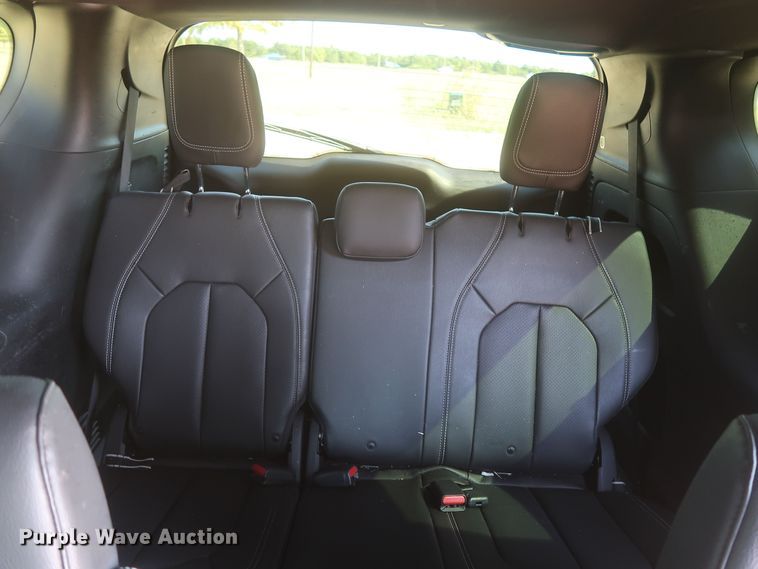 image for item MJ9169 2019 Chrysler Pacifica  van