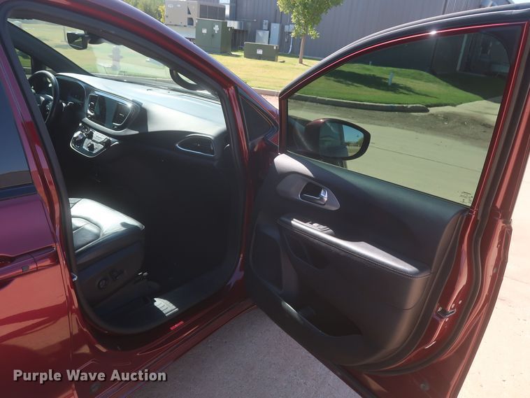 image for item MJ9169 2019 Chrysler Pacifica  van