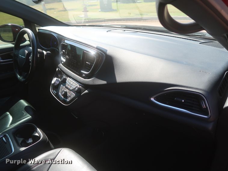 image for item MJ9169 2019 Chrysler Pacifica  van