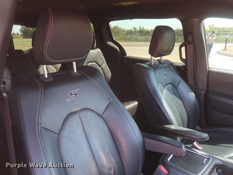 image for item MJ9169 2019 Chrysler Pacifica  van