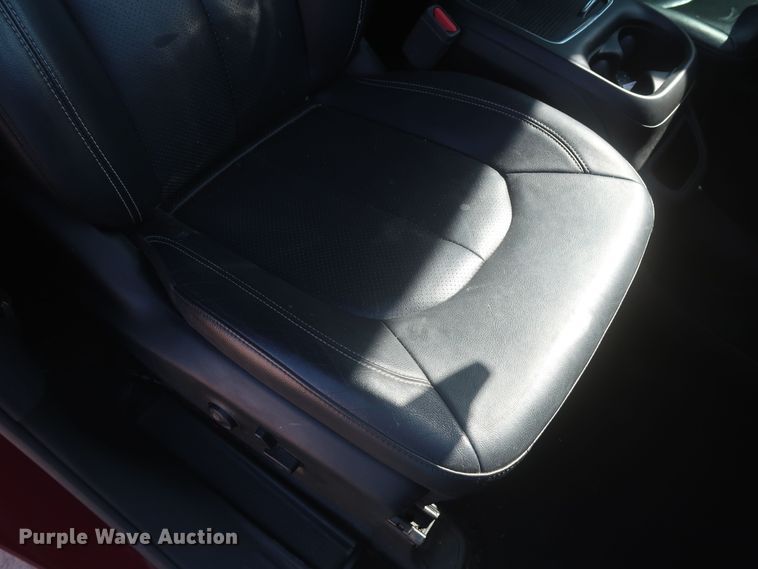 image for item MJ9169 2019 Chrysler Pacifica  van