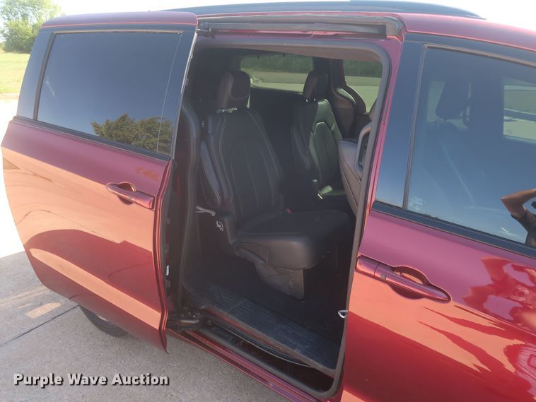 image for item MJ9169 2019 Chrysler Pacifica  van