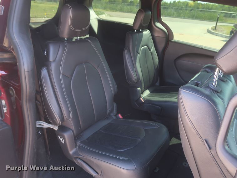 image for item MJ9169 2019 Chrysler Pacifica  van