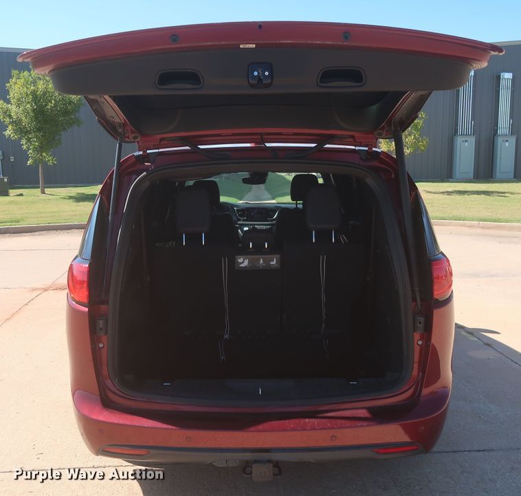 image for item MJ9169 2019 Chrysler Pacifica  van