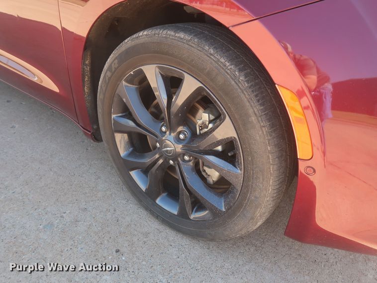 image for item MJ9169 2019 Chrysler Pacifica  van