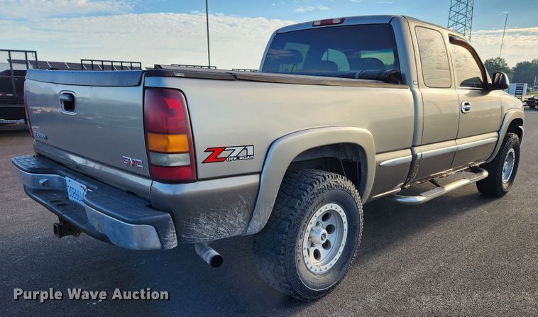 image for item MK9348 2001 GMC Sierra 1500  Ext. Cab pickup truck