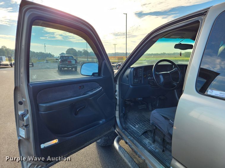 image for item MK9348 2001 GMC Sierra 1500  Ext. Cab pickup truck