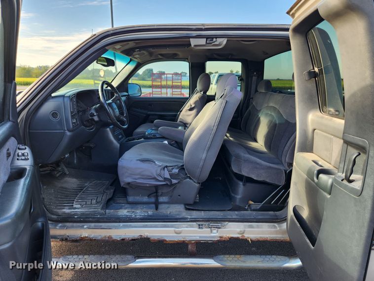 image for item MK9348 2001 GMC Sierra 1500  Ext. Cab pickup truck