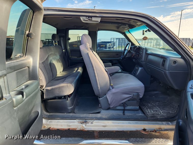 image for item MK9348 2001 GMC Sierra 1500  Ext. Cab pickup truck