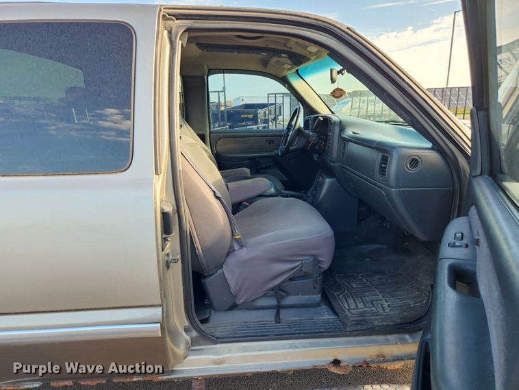 image for item MK9348 2001 GMC Sierra 1500  Ext. Cab pickup truck