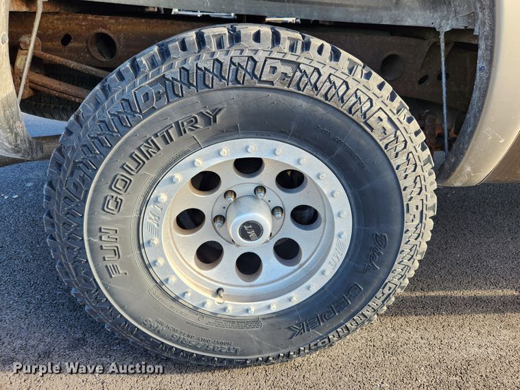 image for item MK9348 2001 GMC Sierra 1500  Ext. Cab pickup truck