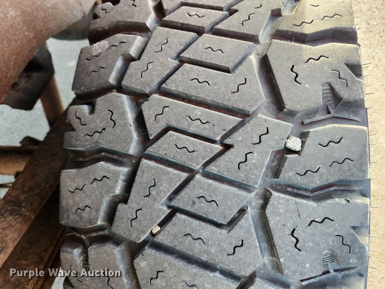 image for item MK9348 2001 GMC Sierra 1500  Ext. Cab pickup truck