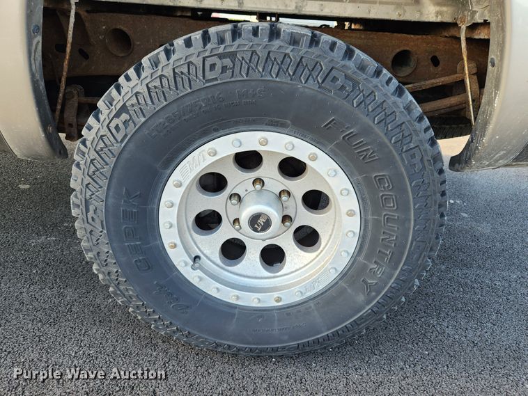 image for item MK9348 2001 GMC Sierra 1500  Ext. Cab pickup truck