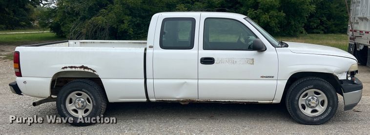 image for item MR9859 2002 Chevrolet Silverado  1500  Ext. Cab pickup truck