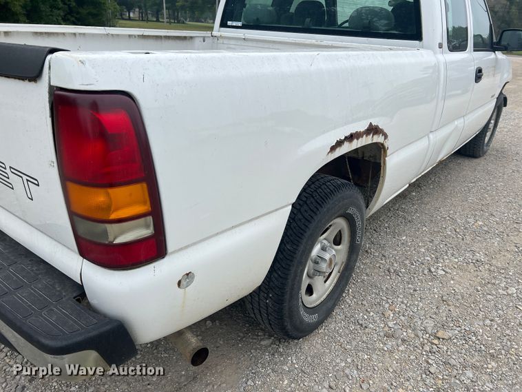 image for item MR9859 2002 Chevrolet Silverado  1500  Ext. Cab pickup truck