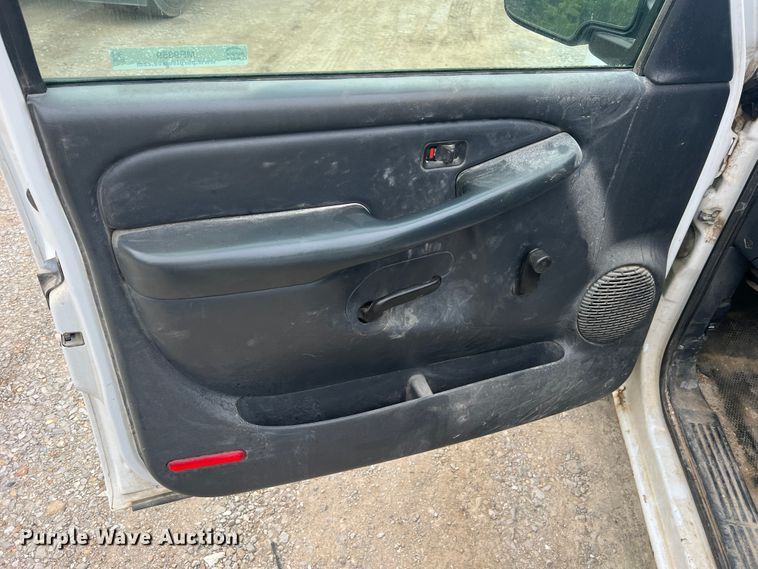 image for item MR9859 2002 Chevrolet Silverado  1500  Ext. Cab pickup truck