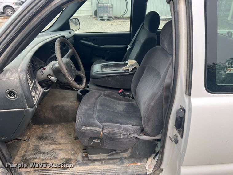 image for item MR9859 2002 Chevrolet Silverado  1500  Ext. Cab pickup truck