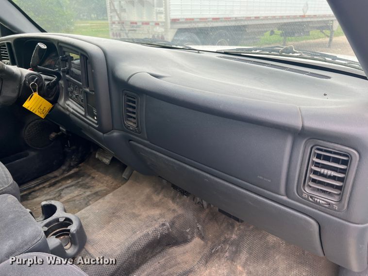 image for item MR9859 2002 Chevrolet Silverado  1500  Ext. Cab pickup truck