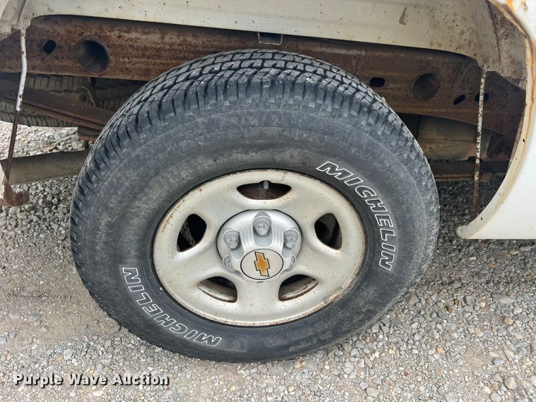 image for item MR9859 2002 Chevrolet Silverado  1500  Ext. Cab pickup truck