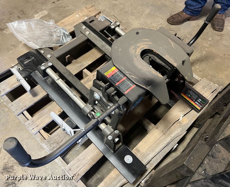 image for item MR9968 Curt E16  fifth wheel hitch