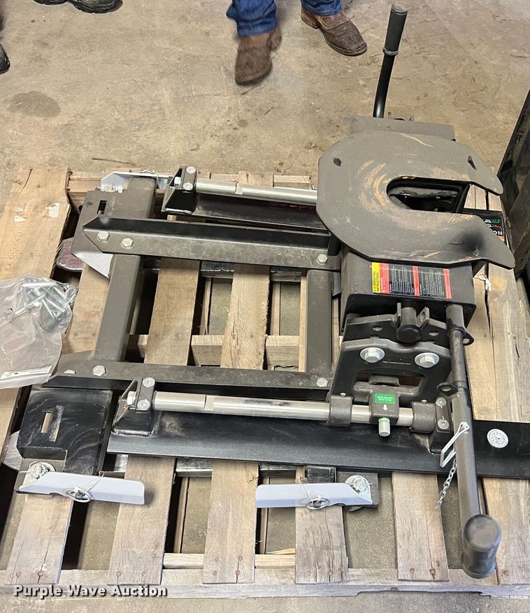 image for item MR9968 Curt E16  fifth wheel hitch