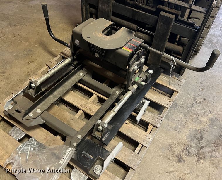 image for item MR9968 Curt E16  fifth wheel hitch