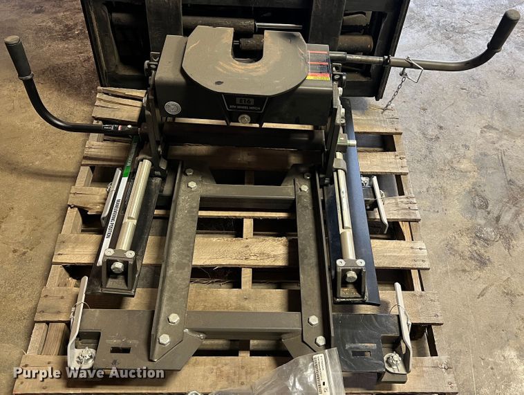 image for item MR9968 Curt E16  fifth wheel hitch