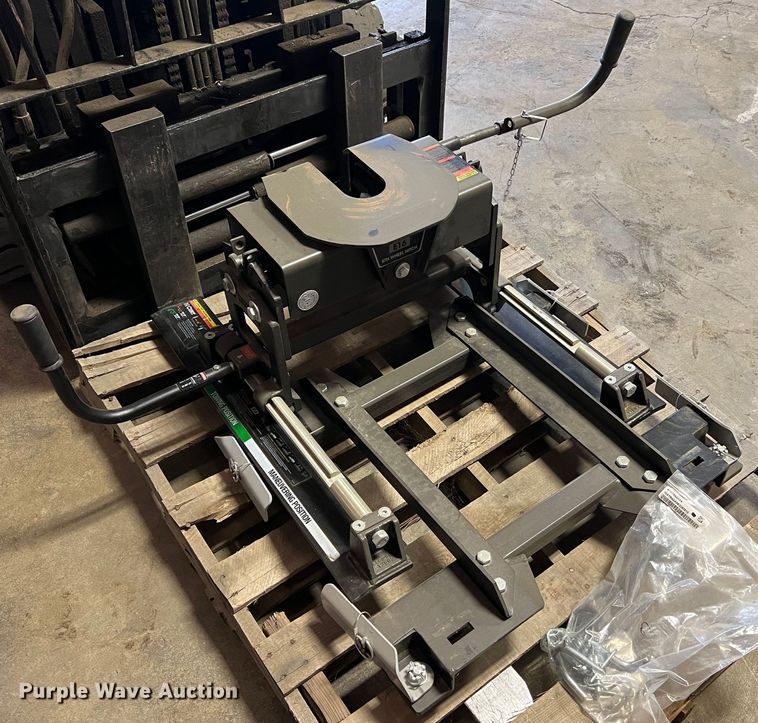 image for item MR9968 Curt E16  fifth wheel hitch