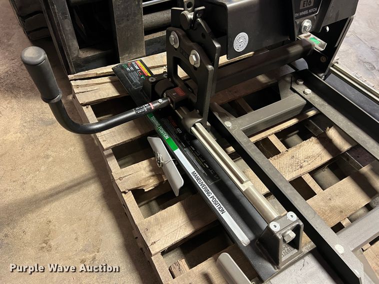 image for item MR9968 Curt E16  fifth wheel hitch