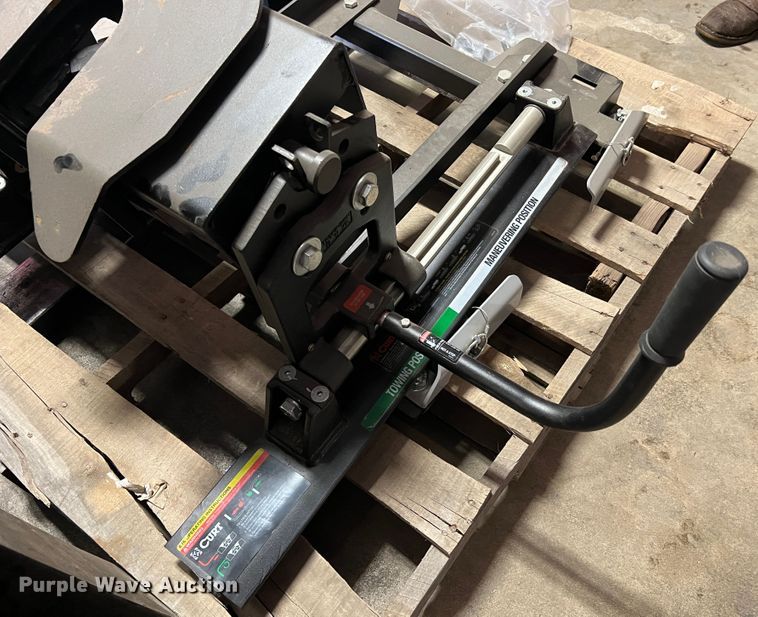 image for item MR9968 Curt E16  fifth wheel hitch