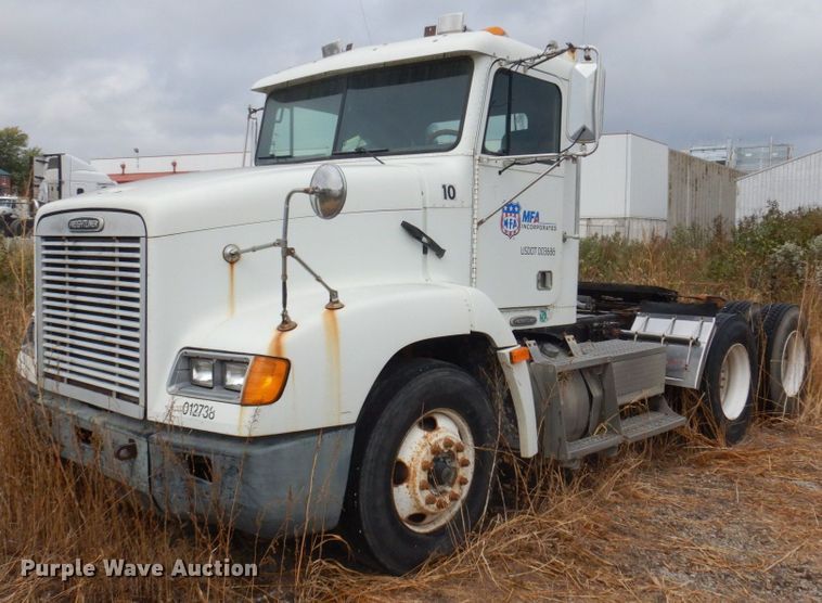 image for item MW9297 2000 Freightliner FLD112  semi truck