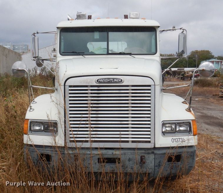image for item MW9297 2000 Freightliner FLD112  semi truck
