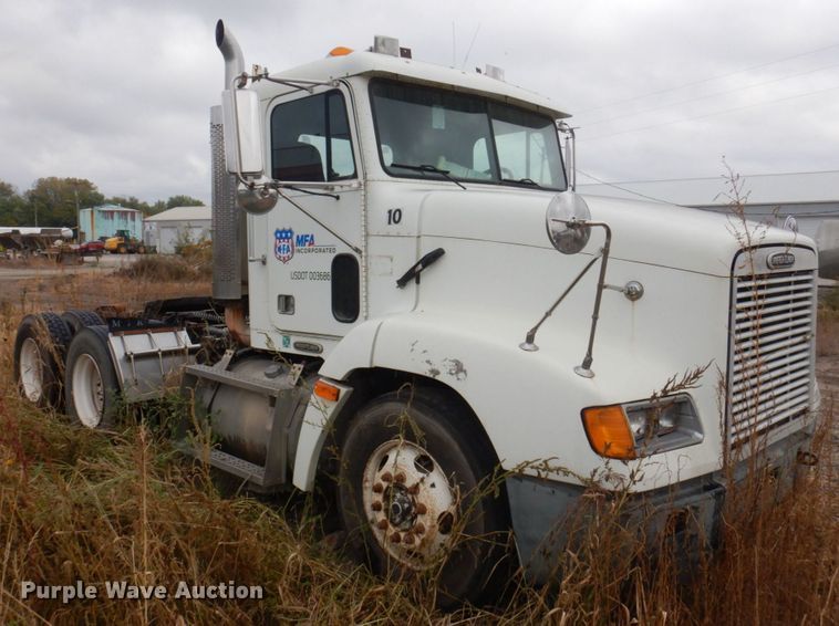 image for item MW9297 2000 Freightliner FLD112  semi truck