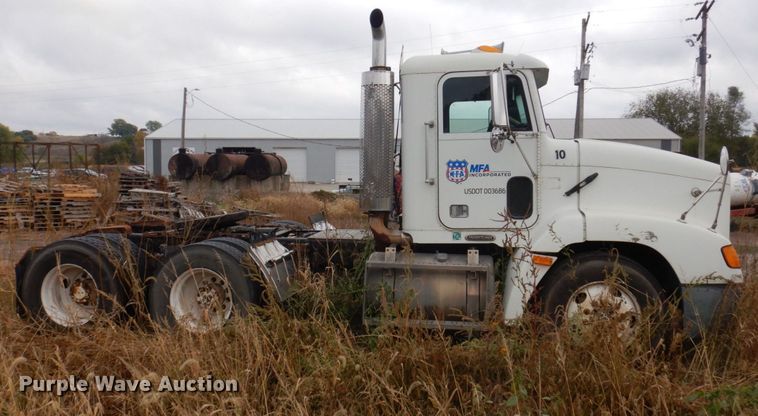 image for item MW9297 2000 Freightliner FLD112  semi truck