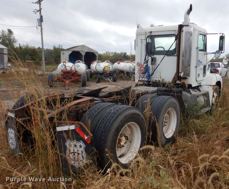 image for item MW9297 2000 Freightliner FLD112  semi truck