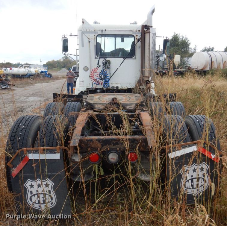 image for item MW9297 2000 Freightliner FLD112  semi truck