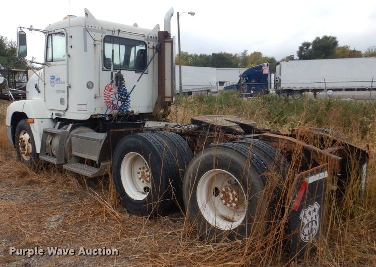 image for item MW9297 2000 Freightliner FLD112  semi truck
