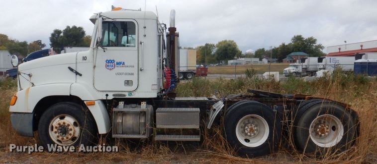image for item MW9297 2000 Freightliner FLD112  semi truck