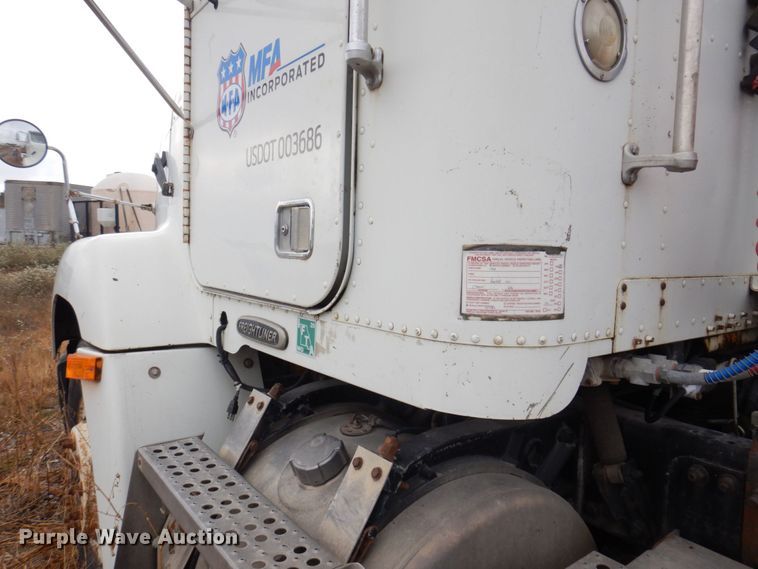 image for item MW9297 2000 Freightliner FLD112  semi truck