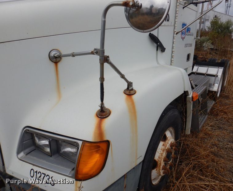 image for item MW9297 2000 Freightliner FLD112  semi truck