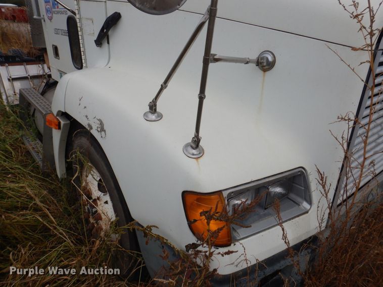 image for item MW9297 2000 Freightliner FLD112  semi truck