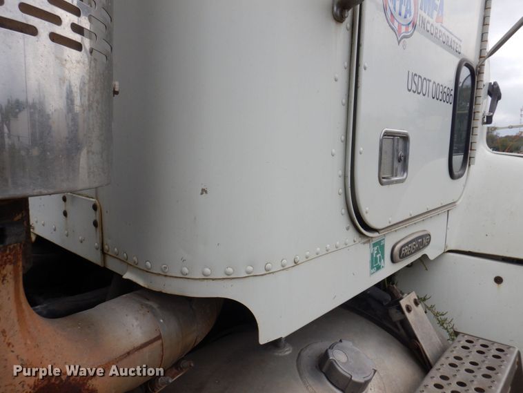 image for item MW9297 2000 Freightliner FLD112  semi truck