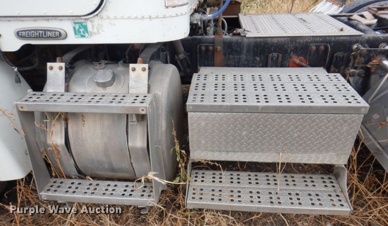 image for item MW9297 2000 Freightliner FLD112  semi truck