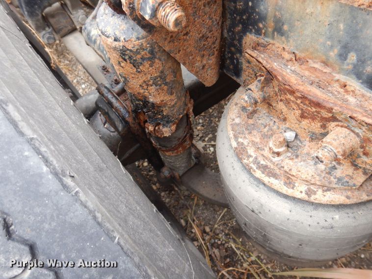 image for item MW9297 2000 Freightliner FLD112  semi truck