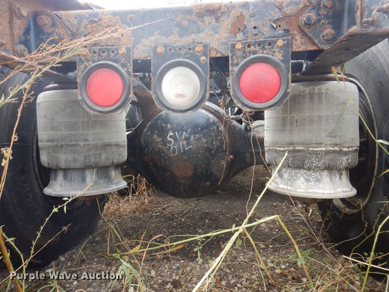 image for item MW9297 2000 Freightliner FLD112  semi truck